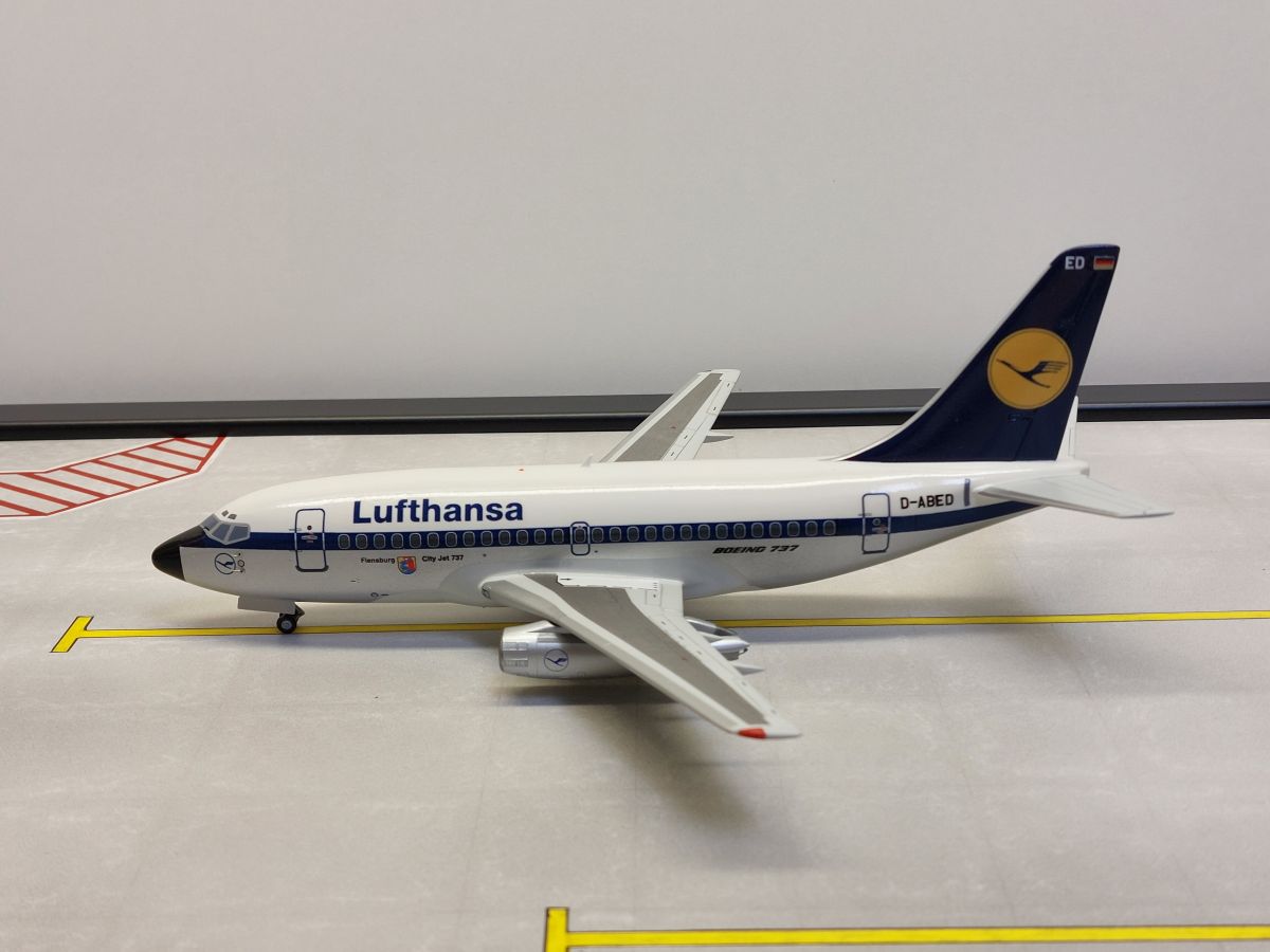 Boeing 737-100 LUFTHANSA Schaal 1/144